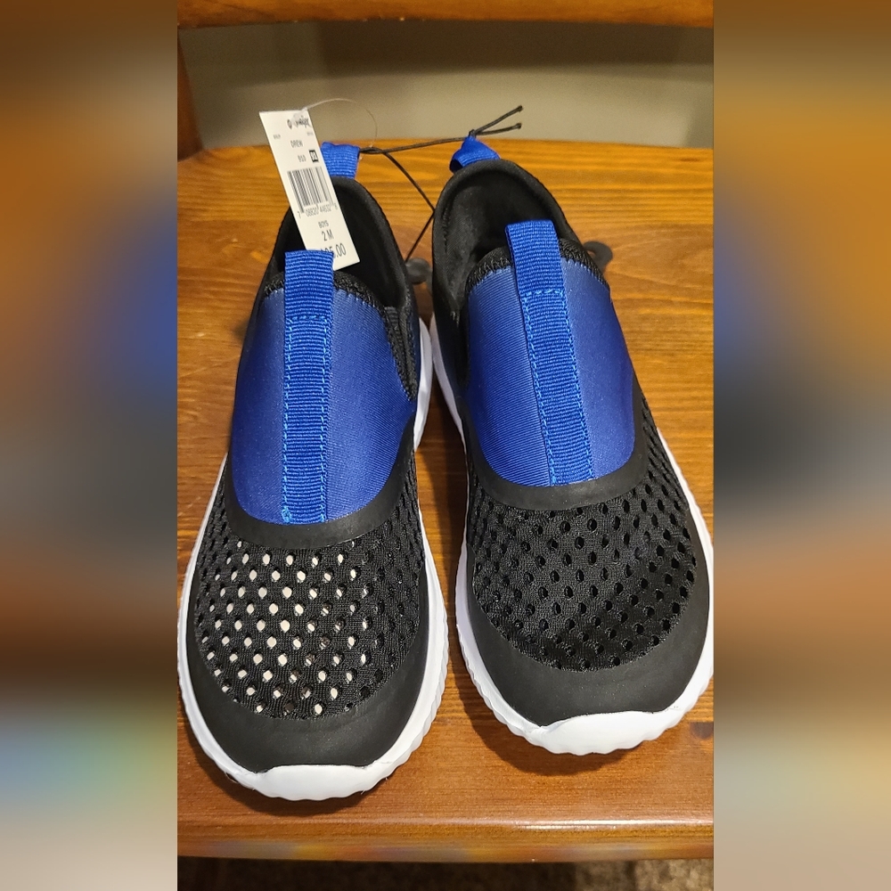 NEW WITH TAGS boys breathable slip on shoe. Size 2 big kids.
